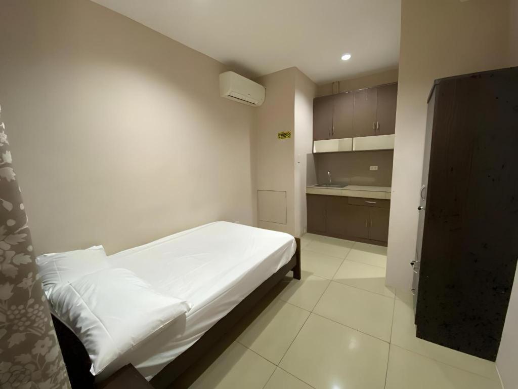 Oyo 766 Ichehan Apartments มะนิลา ภายนอก รูปภาพ